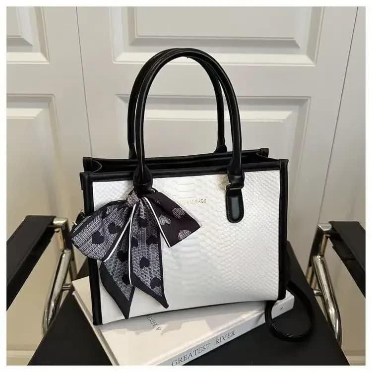 Bolso de Mano Structured Bicolor Negro y Blanco con Textura de Serpiente y Pañuelo 2
