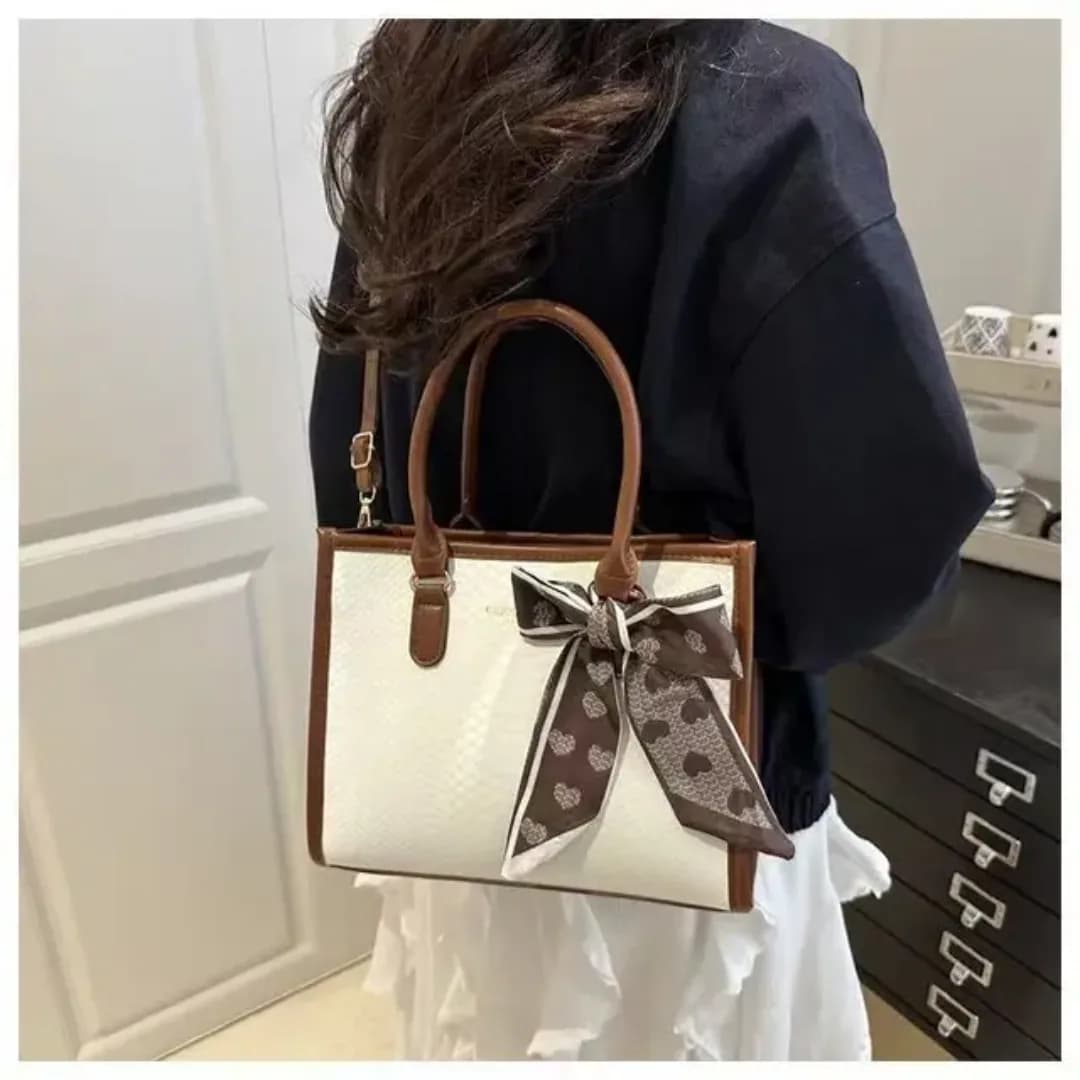 Bolso de Mano Structured Bicolor con Textura de Serpiente y Pañuelo Decorativo