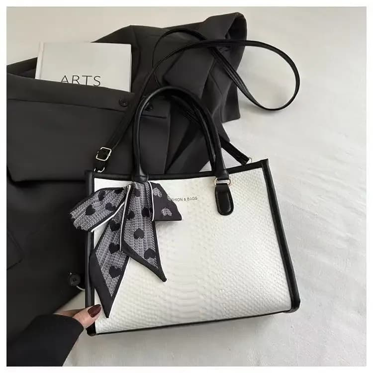 Bolso de Mano Structured Bicolor Negro y Blanco con Textura de Serpiente y Pañuelo