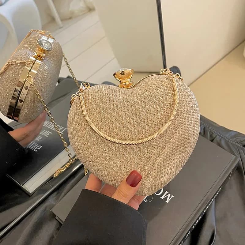 Bolso de Fiesta Tipo Clutch Dorado en Forma de Corazón con Brillo y Detalles Metálicos