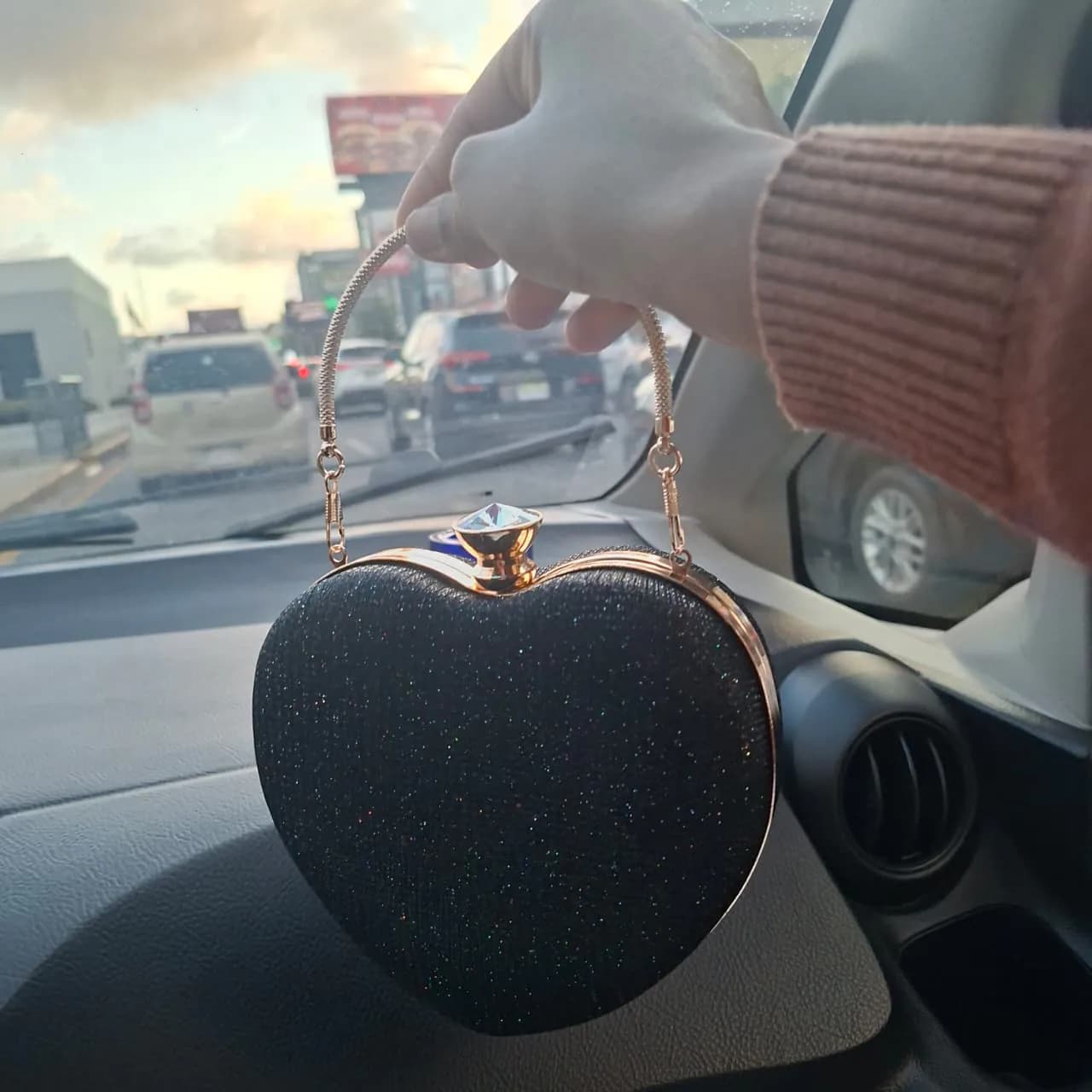 Bolso de Fiesta Tipo Clutch Negro en Forma de Corazón con Brillo Escarchado y Asa Dorada