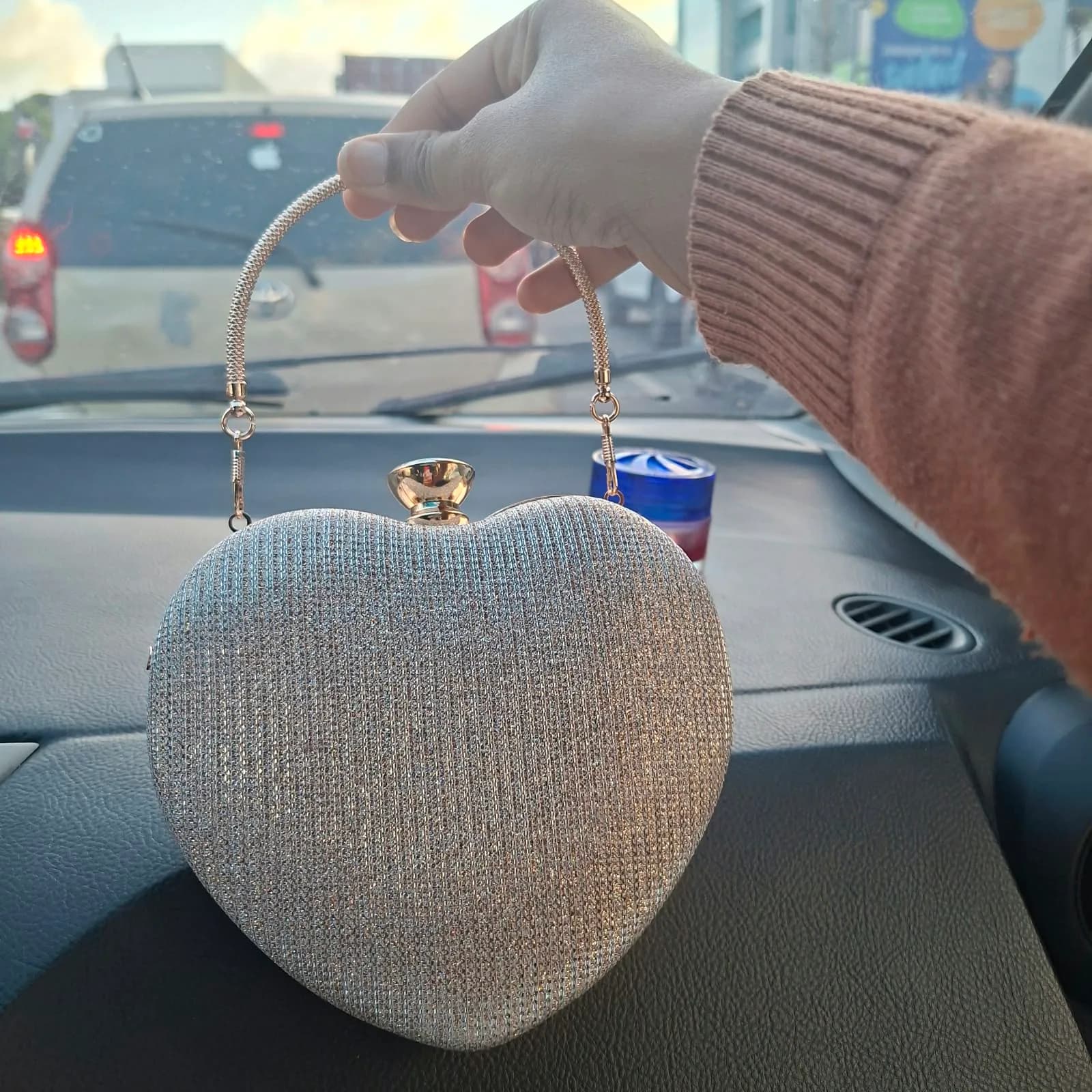 Bolso de Fiesta Tipo Clutch Plateado en Forma de Corazón con Brillo Escarchado y Asa Dorada