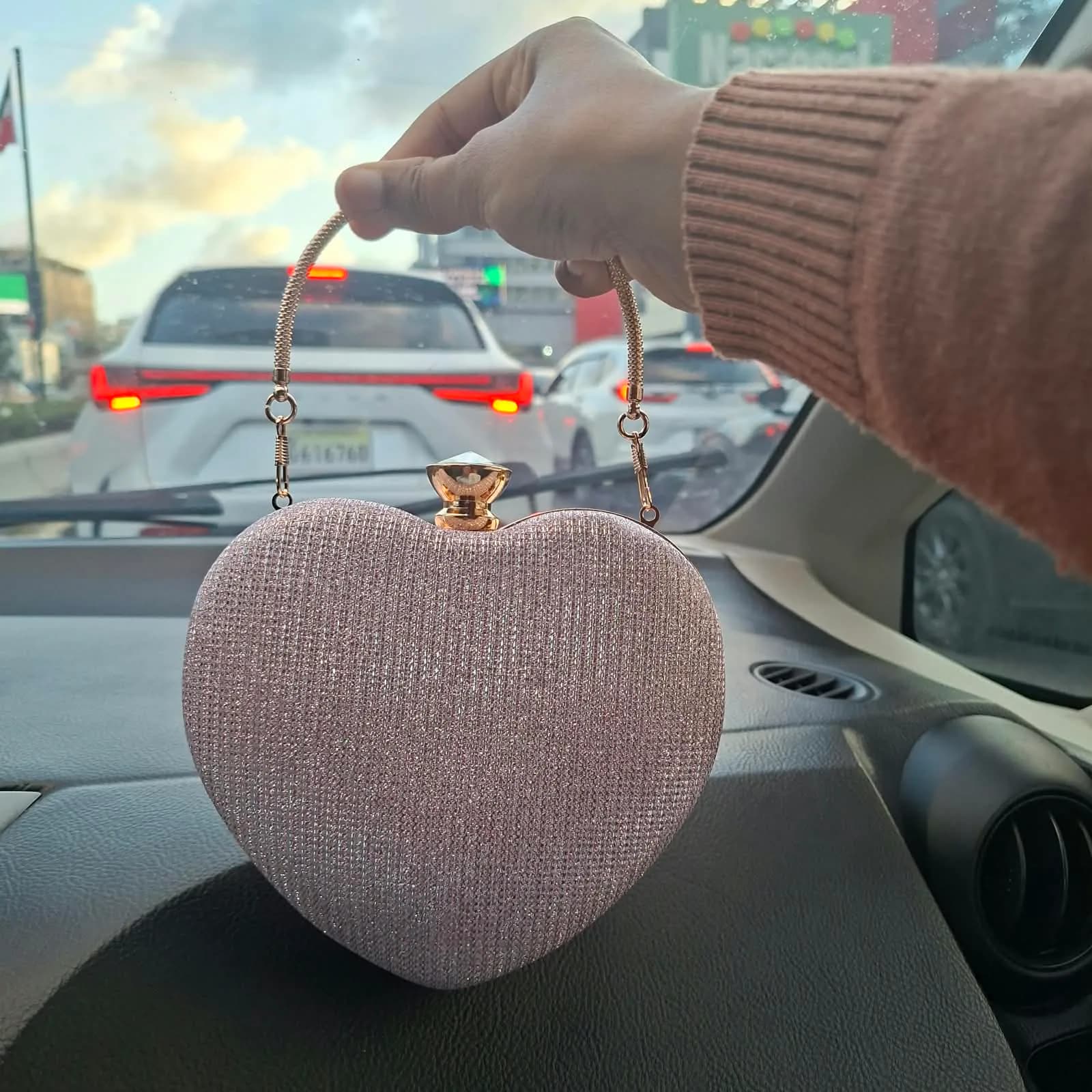 Bolso de Fiesta Tipo Clutch Rosado en Forma de Corazón con Brillo Escarchado y Asa Dorada